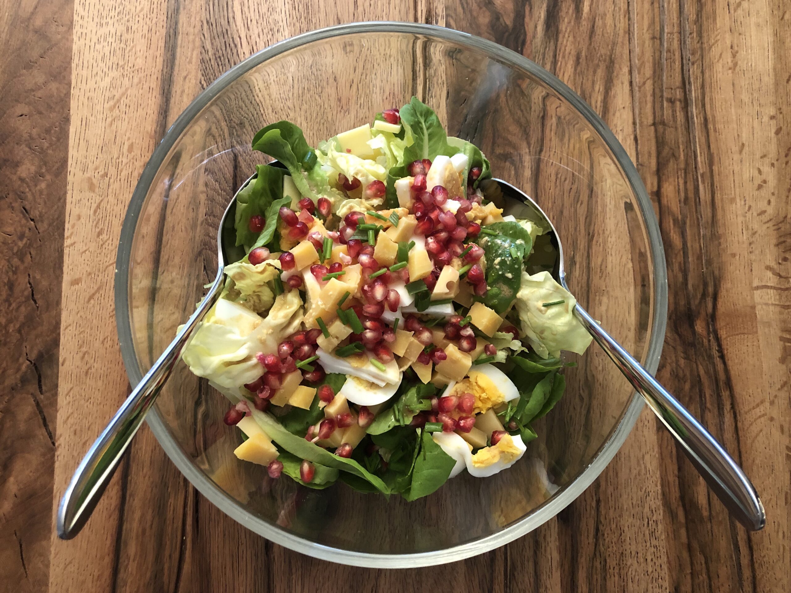 Bunter Salat mit Granatapfelkernen - Foodilicious